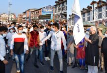 LG Sinha Flags Off ‘Run For Polythene-Free Srinagar’ From Ghanta Ghar