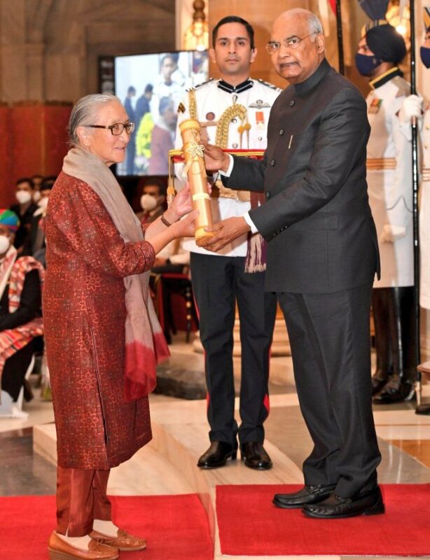 Dr Tsering Landol, Ladakh’s first gyneacologits, accepting teh Padma Bushan from President Ramnath Kovind in 2021