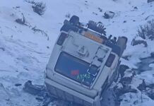 Cab Turns Turtle, Seven Injured