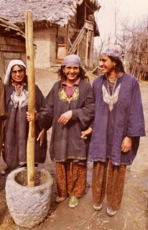 Three Kashmir women posing with the Kanz and Mohul