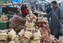Battling Power Cuts Amid Severe Cold, Kashmiris Fall Back on Kangris, Hamams to Keep Warm