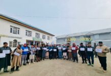 Sopore Fruit Traders Protest Against ‘Illegal Selling’ Of Iranian Apples In Mandis