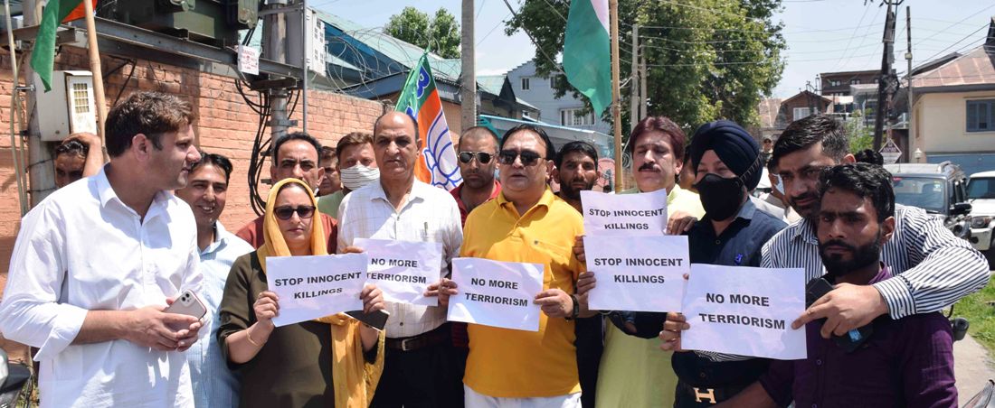 BJP workers held protest at Jawahar Nagar against innocent killings in kashmir (3)