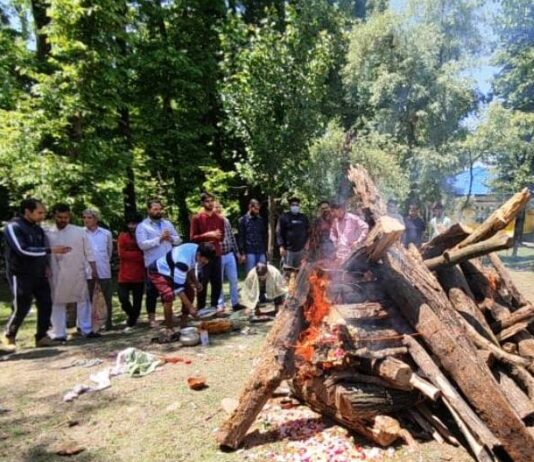 Hundreds Attend Final Rites of Elderly Kashmiri Pandit in North Kashmir