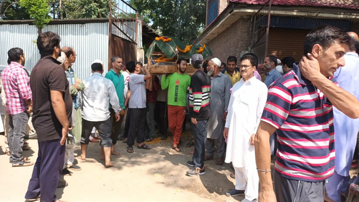 Muslims Perform Last Rites Of Kashmiri Pandit Woman