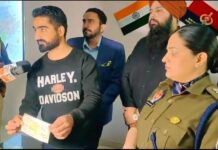 Two Punjabis Give 9 Lakh To Sopore Driver Who Lost His Apple Cart To Looters