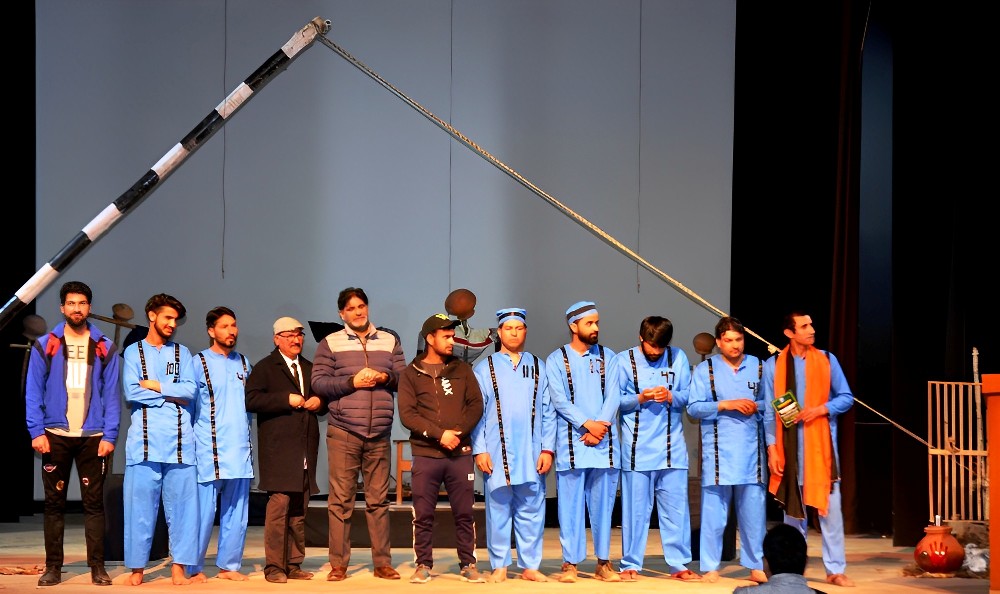 Artists who were part of teh theatre play Fataah that was shown in Tagore Hall Srinagar as part of Kashmir Theatre Festival 2023