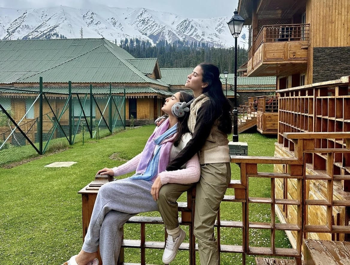 Sara Ali Khan Enjoys Her Time In Kashmir, Recent Trip with Mother and Friends Captured in Photos - Vimarsana News