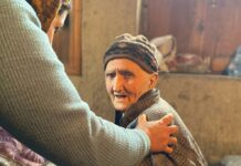 Ailing, Aged Kashmiri Pandit Refuses to Leave Home, Wishes to Stay with Neighbours