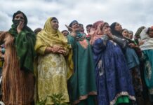 In Jehlum Boat Capsize, Mother Yet To Find Missing Son, Grandson A group of women are wailing near the spot where a boat carrying 19 people, including minors, capsized. This tragic incident in the Batwara area of Central Kashmir's Srinagar district on April 16, 2024, has resulted in six deaths, with three others still missing. (KL images: Sahil Mir)