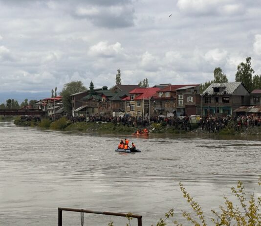 Day After Drowning, 13-Year-Old Boy’s Body Retrieved From Jhelum Rescue operation is underway as several people - who were on the boat when incident took place - are reportedly missing (KL images: Umar Dar)