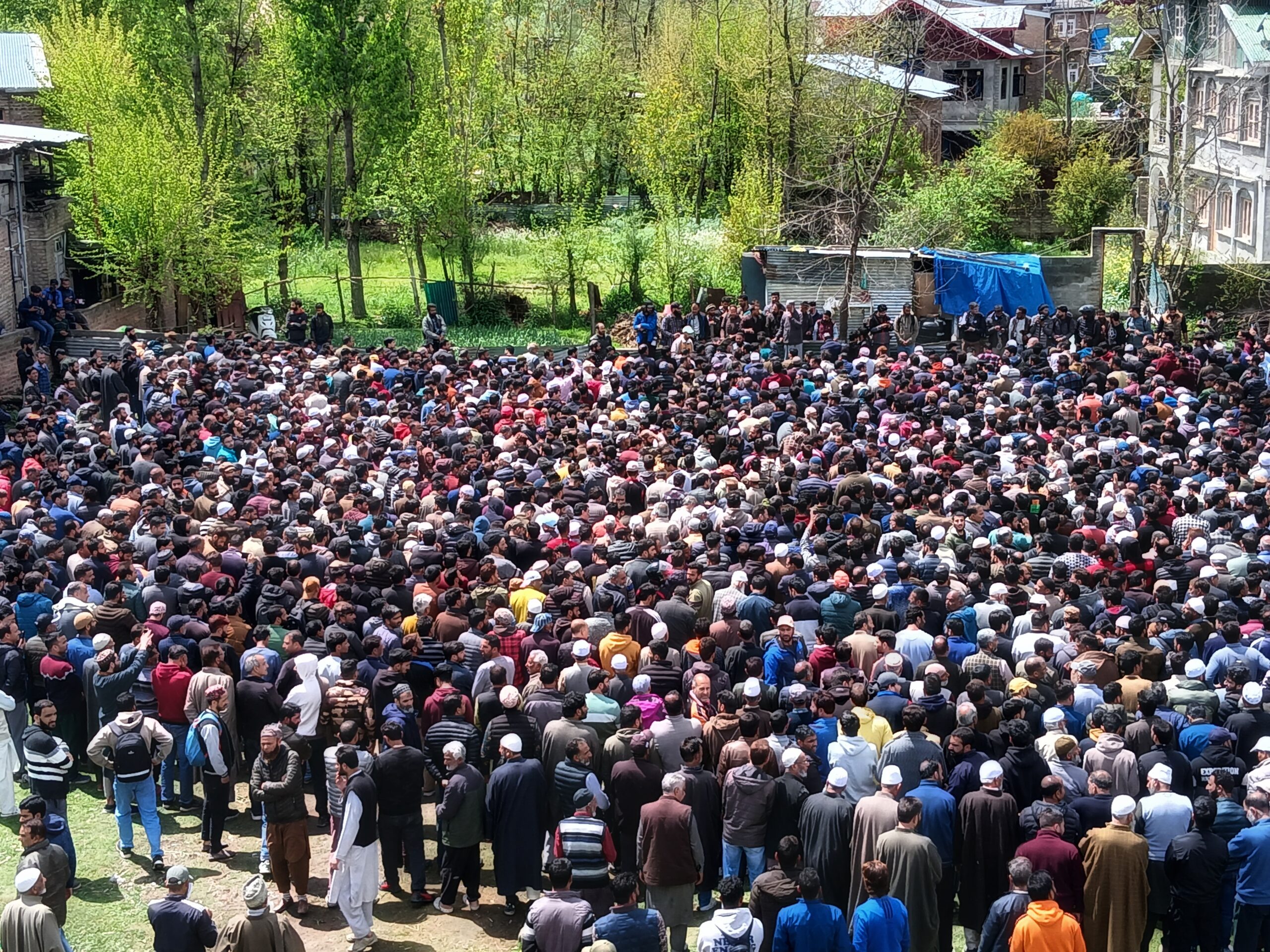 Hundreds attended the funeral of six individuals who tragically lost their lives in a boat capsize in the Batawara area of Srinagar on April 16, 2024