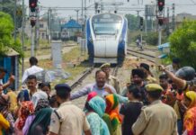 Women Halt Vande Bharat Train Over Water Crisis in Jammu
