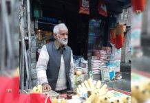 A street vendor selling bananas waits for customers in the scorching heat in Kashmir (KL image: Shaizan Nadaf).