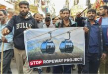 Vaishno Devi Ropeway Project: Committee Holds Another Meeting, Says Open to Further Discussions People-associated-with-the-managemnet-of-pilgrims-at-Vaishno-Devi-Shrine-protesting-the-cable-car-project.-They-believe-the-Rs-250-crore-project-will-take-away-their-livelihood.