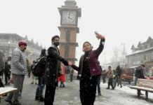 Fresh Snowfall Brings Relief to Kashmir’s Tourism Sector Tourists-enjoy-seasons-first-snowfall-near-Ghanta-Ghar-Lal-Chowk-on-December-27-2024