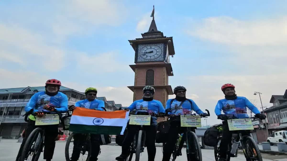 Five-cyclists-have-started-a-Kashmir-to-Kanyakumari-expedition