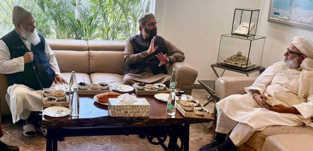 Mitwaiz-Umer-Farooq-with-Maulana-Mehmood-Madni-in-Delhi-on-January-26-