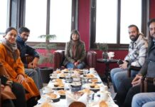Amid Snowfall, Archana Jahagirdar Engages with Kashmir Entrepreneurs in Srinagar