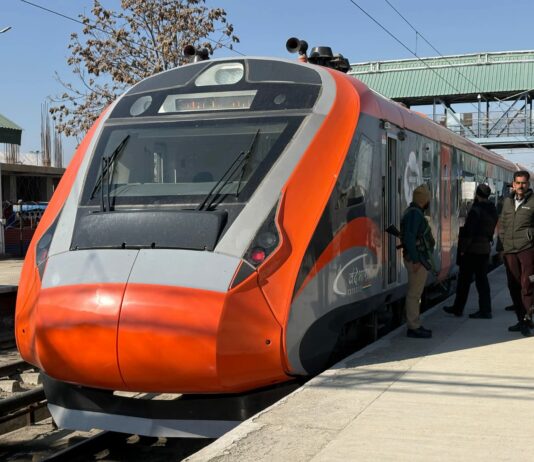 Vande-Bharat-Express-Completes-Successful-Trial-Run-in-Kashmir-
