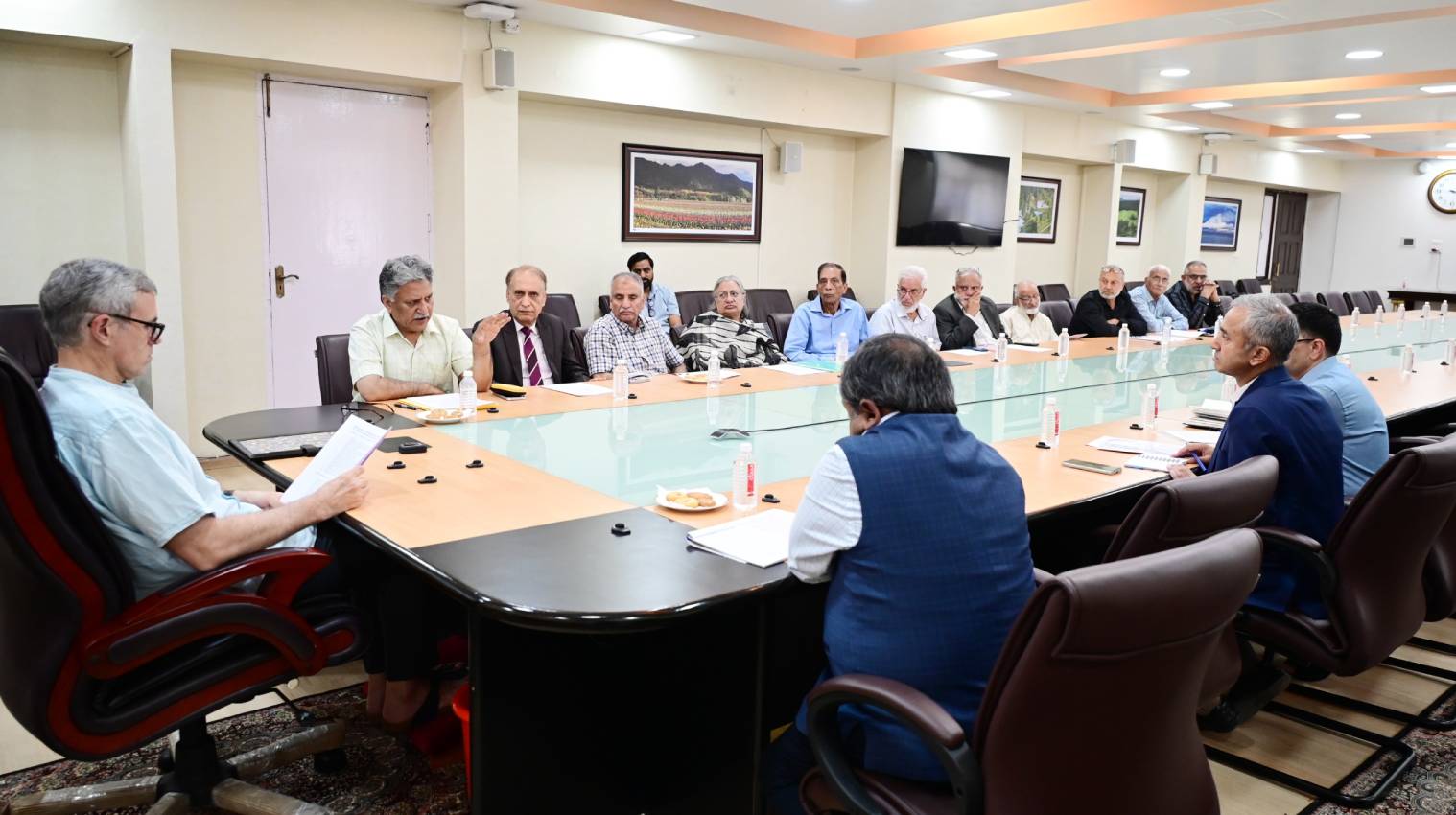 Group-of-concerned-Citizens-meet-CM-Omar