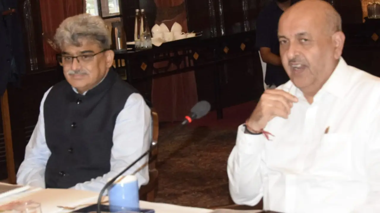 Adviser-to-PM-Tarun-Kapur-reviewed-Mega-Development-Projects-at-a-top-bureaucratic-meeting-in-Srinagar.-He-is-flanked-by-Chieef-Secretary-at-Civil-Secretariat-at-Srinagar-on-July-7-