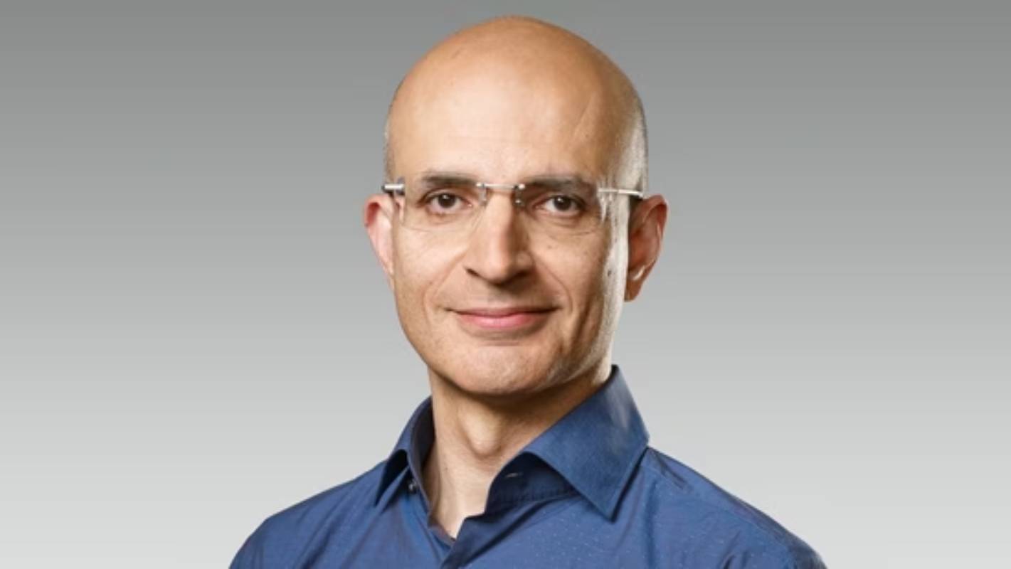 Indian-origin-executive-Sabih-Khan-named-Apple-COO