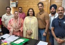 Jammu-book-sellers-with-education-minister-Sakina-Itoo-on-July-17-2025