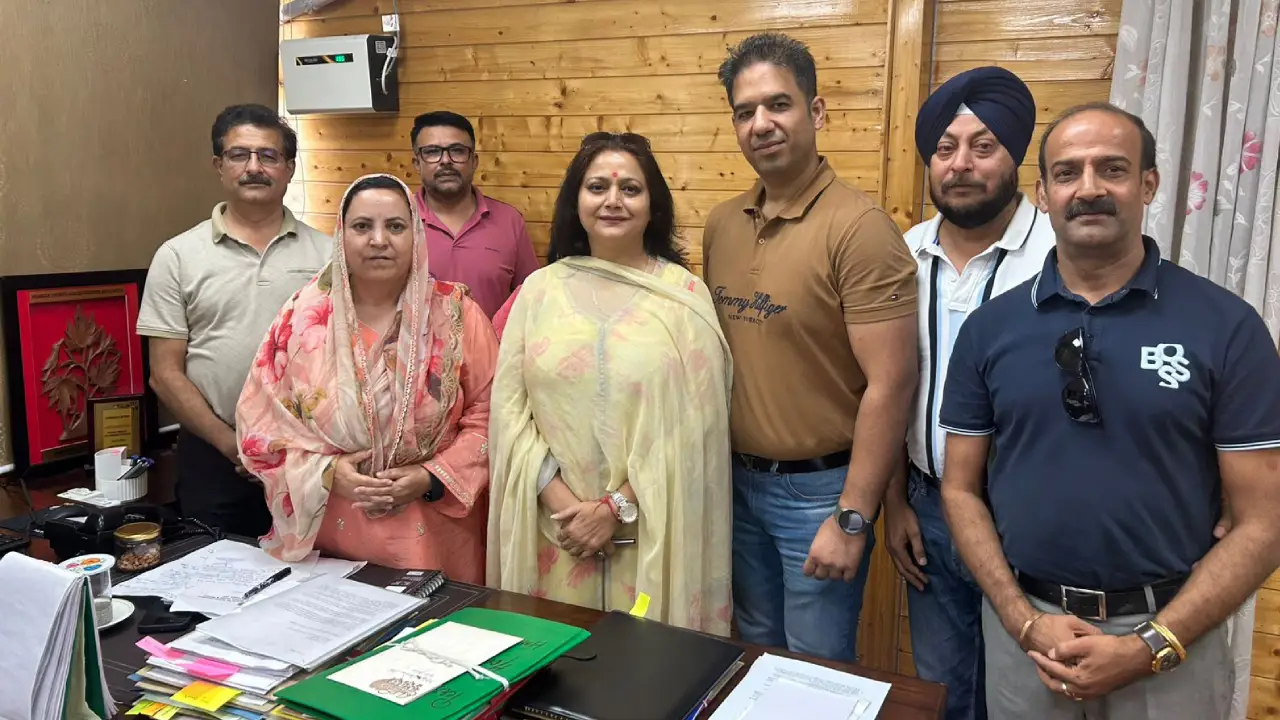 Jammu-book-sellers-with-education-minister-Sakina-Itoo-on-July-17-2025