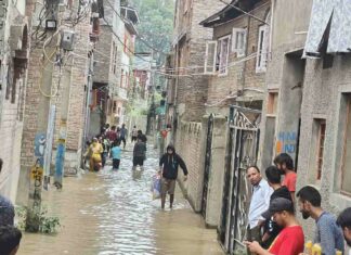 Kashmir: Disaster Reporting Houses and lanes submerged as authorities keep high alert