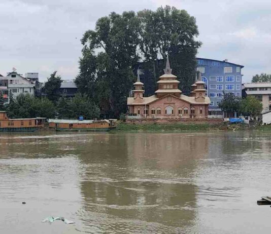 Jhelum Water Level Rises; Authorities Issue Advisory for Riverbank Residents Field teams on high alert as water levels rise at Ram Munshi Bagh; residents urged to avoid water bodies