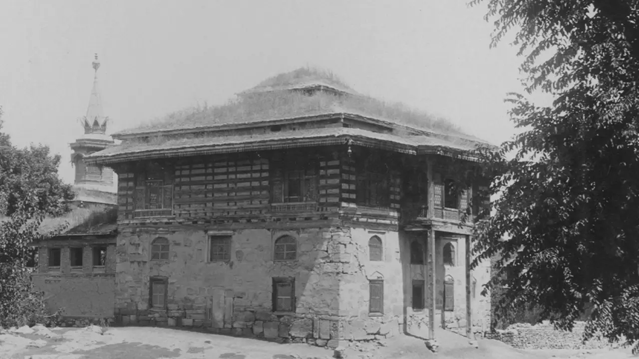 Birch bark roof, Khanqah, Bureh Pash, Burza