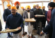 Arvind Kejriwal, Punjab CM Mann Join Sangat in Srinagar Gurdwara