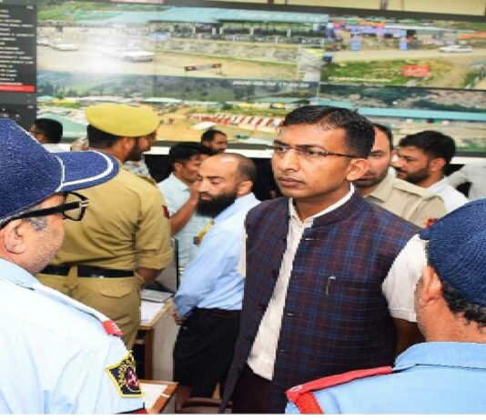 Div Com Kashmir inspects functioning of ICCC, Srinagar
