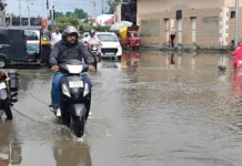 One-Hour Downpour Floods Srinagar, Vehicles Submerged as Waterlogging Hits City
