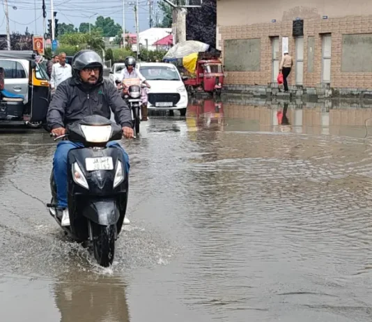 One-Hour Downpour Floods Srinagar, Vehicles Submerged as Waterlogging Hits City