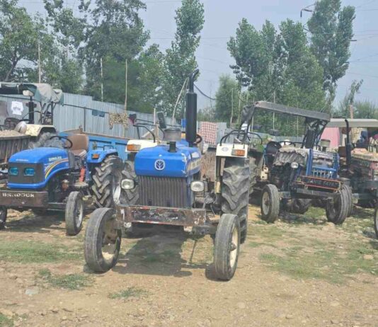 Shopian, Shopian Police, Jammu and Kashmir Police, illegal mining, mining crackdown, tractors seized, Turkwangam Nallah