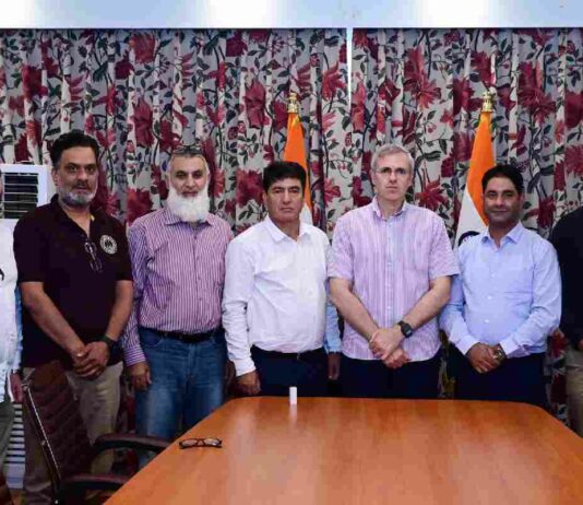 CM Omar Abdullah meets travel, tourism and business stakeholders