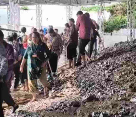 Landslide Hits Vaishno Devi Track After Heavy Rains, Battery Car Service Suspended Landslide Hits Vaishno Devi Track After Heavy Rains, Battery Car Service Suspended