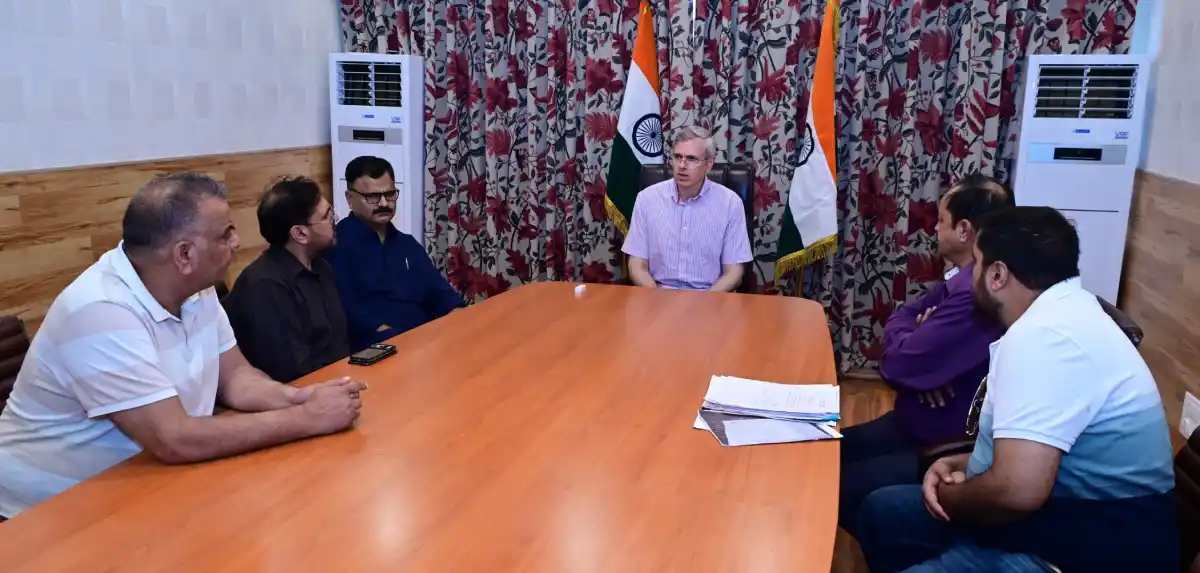 CM Omar Abdullah meets mutton dealers