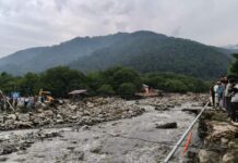 Heroic Rescue by Kashmiris Saves Dozens as Cloudburst Triggers Flash Floods in Pahalgam Heroic Rescue by Kashmiris Saves Dozens as Cloudburst Triggers Flash Floods in Pahalgam