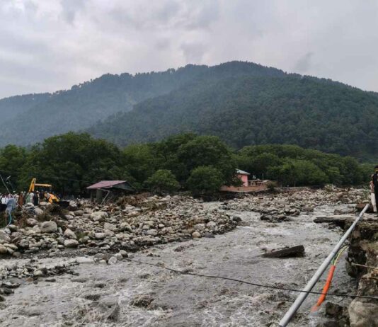 Heroic Rescue by Kashmiris Saves Dozens as Cloudburst Triggers Flash Floods in Pahalgam Heroic Rescue by Kashmiris Saves Dozens as Cloudburst Triggers Flash Floods in Pahalgam