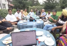 Global Cinema Comes to Kashmir, But Native Artists Face A Shrinking Stage Kashmir artisans in a meeting to discuss the DD-AIR work systems that skip their roles.