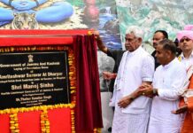 Lieutenant Governor Manoj Sinha lays the foundation stone of Amriteshwar Sarovar at Dharpur in Sunderbani, Rajouri, on August 21,2026