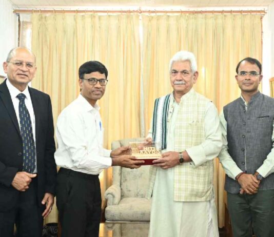 NITI Aayog Flags Development Gaps In Jammu Kashmir, Seeks Focus On Jobs, Industry, Education Dr M Srinivas, Member, NITI Aayog, and team of senior officials from NITI Aayog, called on Lieutenant Governor Manoj Sinha