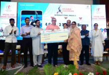 Chief Minister Omar Abdullah today presented cash awards amounting to Rs 2.71 crore to 580 outstanding sportspersons