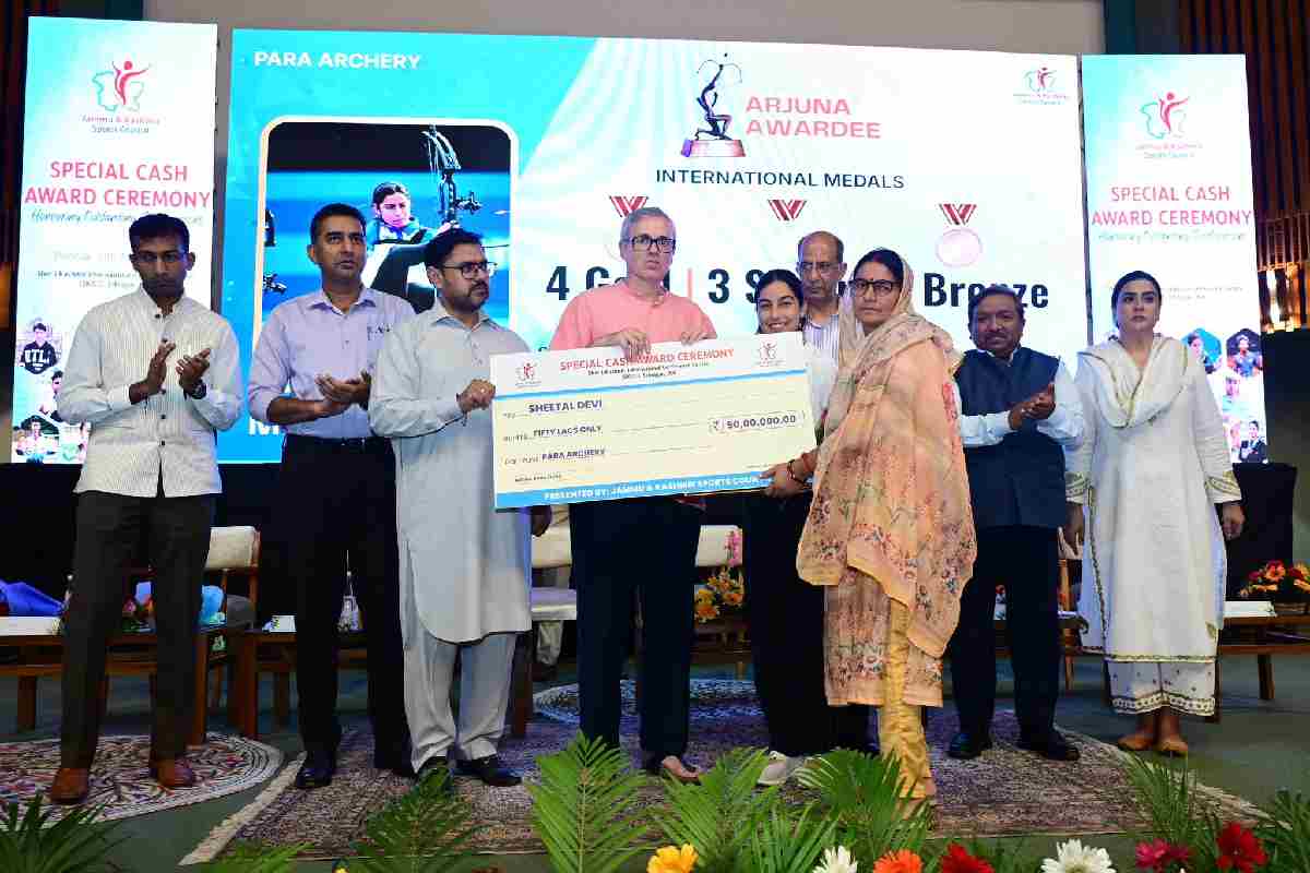 Chief Minister Omar Abdullah today presented cash awards amounting to Rs 2.71 crore to 580 outstanding sportspersons