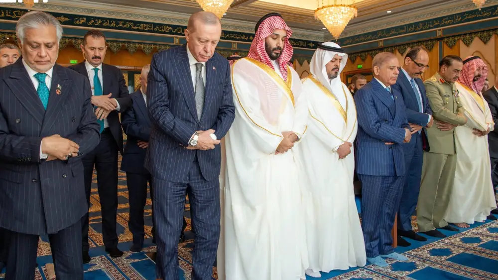 Saudi Crown Prince MbS, Turkish President Erdogan Pakistani PM Sharif perform Friday prayers at the Grand Mosque in Mecca after the signing of Mecca trilateral Defense Agreement.