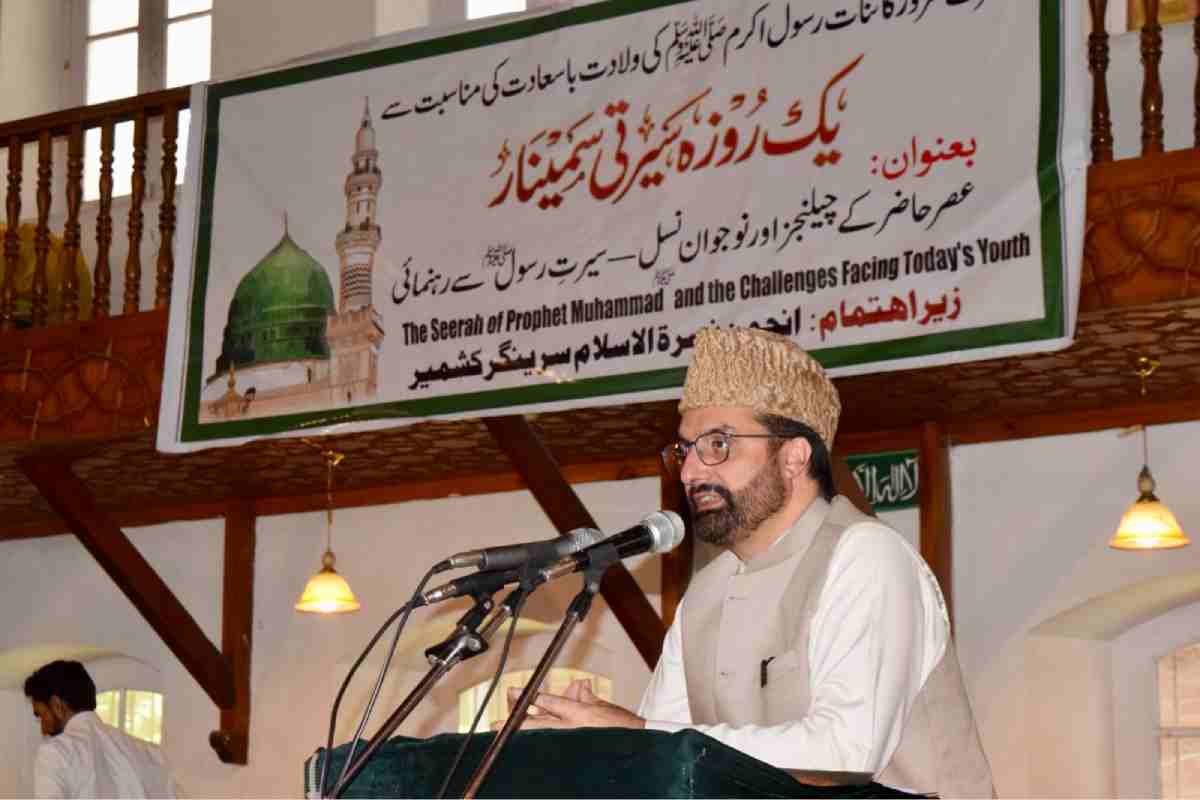 Mirwaiz-e-Kashmir Dr Moulvi Mohammad Umar Farooq addresses a Seerah seminar on the challenges facing youth at Islamia Higher Secondary School in Srinagar